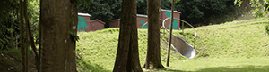 Beneden is een heus kinderdorp gecreëerd en er is een overdekt paviljoen met barbecue en een trapje naar het water om pootje te baden of te zwemmen