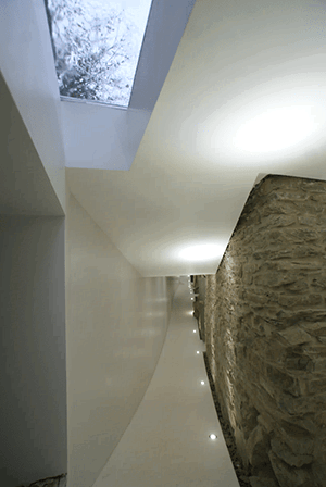 Le labyrinthe de couloirs menant aux belles chambres et salles de bains est très spécial en raison des détails, de l'éclairage et du design