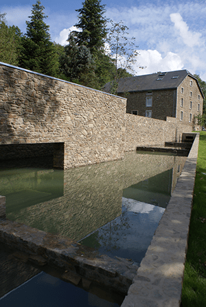 Het water wordt architecturaal in bezit genomen onder het dak van het paviljoen