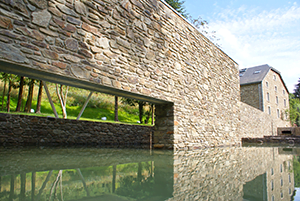 Het water wordt architecturaal in bezit genomen onder het dak van het paviljoen