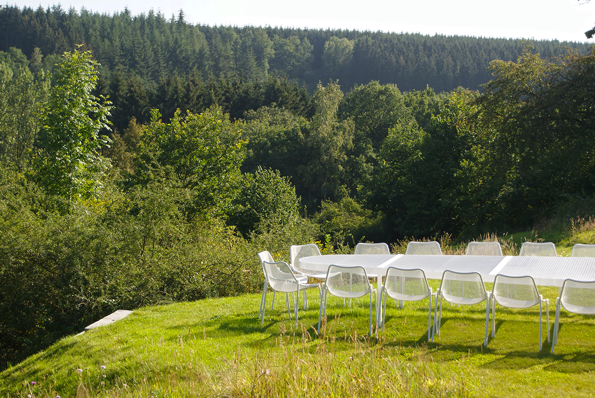 De Giant Garden Table is gesitueerd in de boventuin en plaatst jouw team in een panoramisch kader dat het beste van de Echte Ardennen tot jouw Meeting Room maakt