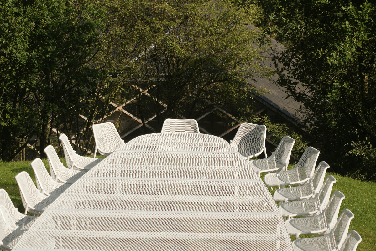 De Giant Garden Table is gesitueerd in de boventuin en plaatst jouw team in een panoramisch kader dat het beste van de Echte Ardennen tot jouw Meeting Room maakt