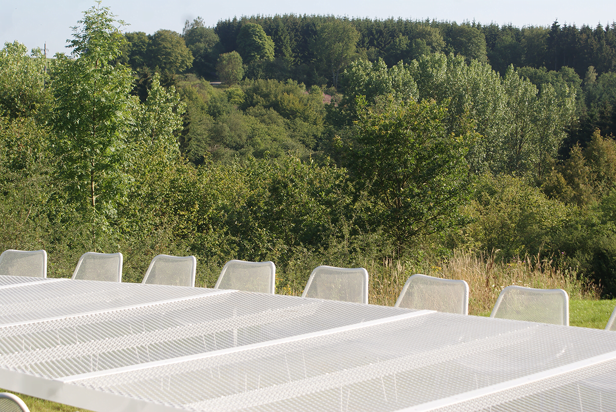 De Giant Garden Table is gesitueerd in de boventuin en plaatst jouw team in een panoramisch kader dat het beste van de Echte Ardennen tot jouw Meeting Room maakt