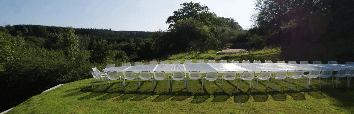 De Giant Garden Table is gesitueerd in de boventuin en plaatst jouw team in een panoramisch kader dat het beste van de Echte Ardennen tot jouw Meeting Room maakt