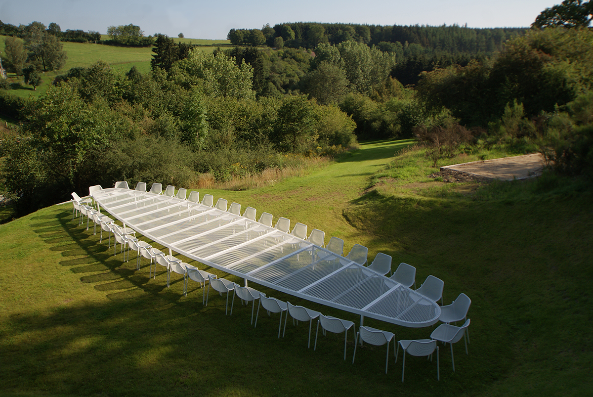 De Giant Garden Table is gesitueerd in de boventuin en plaatst jouw team in een panoramisch kader dat het beste van de Echte Ardennen tot jouw Meeting Room maakt