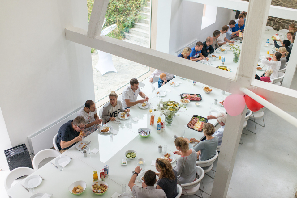 Binnenruimte met mega-eettafel voor 40 personnen en op de verdieping een meeting-room