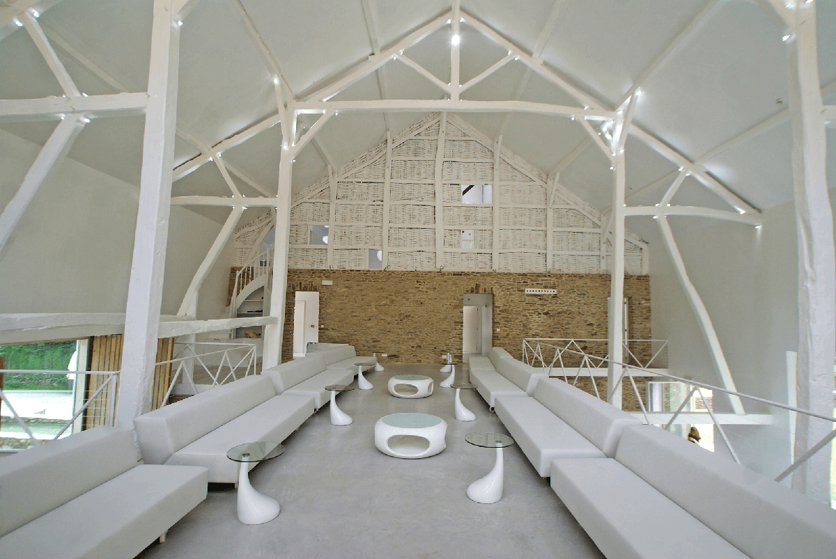 Large table for meetings of more than 40 persons