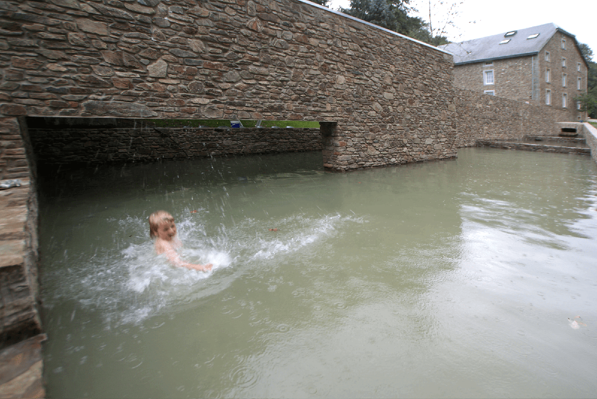 Het water wordt architecturaal in bezit genomen onder het dak van het paviljoen